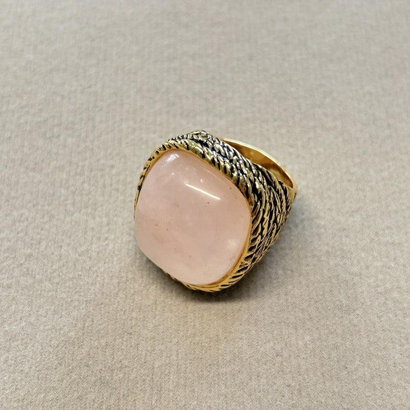 The natural stone ring has a modern and high-end feel in the middle age